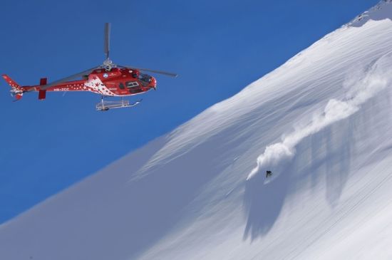 米兰体育网页版入口-挪威滑雪冠军疾驰赛道，速度惊人令人咋舌